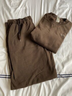 ALO Yoga Women’s Chocolate Brown Sweatpants & Crewneck Set